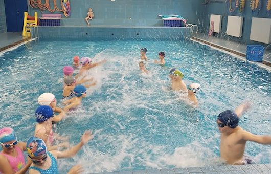 Druhé třídy začaly s lekcemi plavání